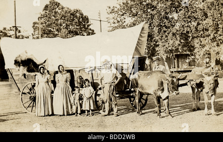 Famille pionnière posant avec chariot couvert Banque D'Images