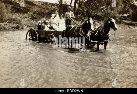 Dans la famille de chariot tiré par des chevaux de Fording River Banque D'Images