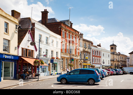 Devizes, Wiltshire, Royaume-Uni - Bâtiments historiques et boutiques dans le marché high street à Devizes, Wiltshire, England, UK Banque D'Images