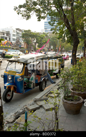 Tuk Tuks garé sur le côté de la route à Bangkok en Thaïlande Banque D'Images