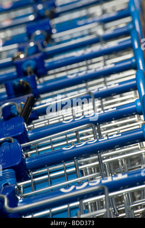 Rangée de shopping trollies enchaînés à l'extérieur d'un magasin supermarchés Tesco en Angleterre Banque D'Images