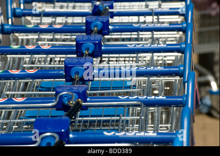 Rangée de shopping trollies enchaînés à l'extérieur d'un magasin supermarchés Tesco en Angleterre Banque D'Images