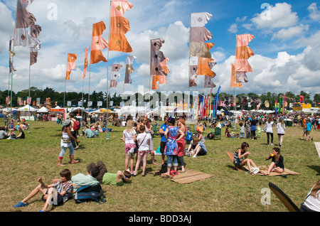 Les foules et les drapeaux emballez les stands de nourriture et la tente au festival de musique WOMAD Banque D'Images