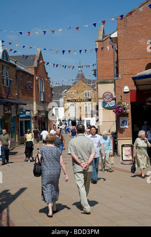 Les gens marcher dans une zone piétonne dans la jolie petite ville de Market Harborough, Leicestershire Banque D'Images