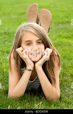 Girl lying on the grass Banque D'Images