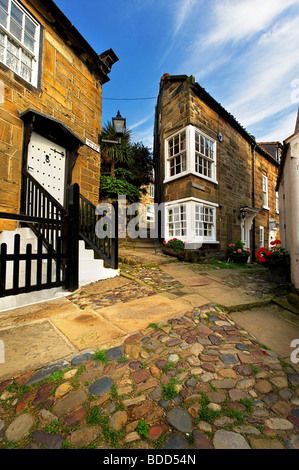 Chalets dans les étroites ruelles du North Yorkshire village de pêcheurs de Robin Hood's Bay Banque D'Images