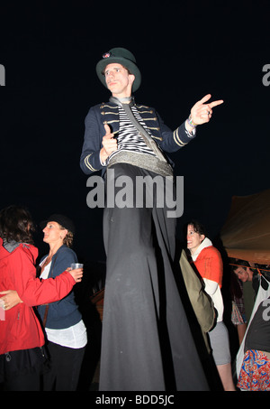 Homme ivre sur pilotis à Glastonbury Festival 2009 Banque D'Images