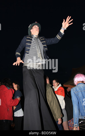 Homme ivre sur pilotis à Glastonbury Festival 2009 Banque D'Images