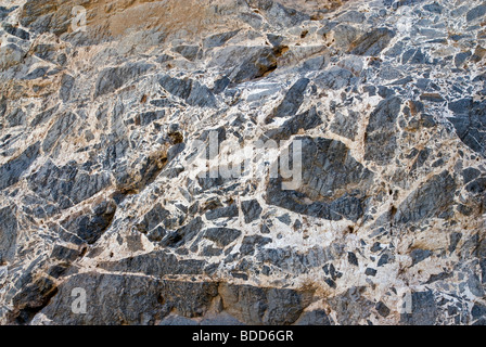 La roche calcaire de brèche se forme sur les murs dans les narres de Titus Canyon, parc national de la Vallée de la mort, Californie, États-Unis Banque D'Images