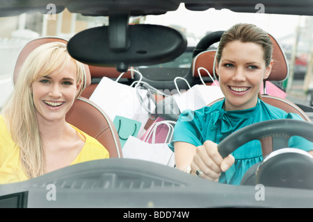 Deux femmes assises dans une voiture après le magasinage Banque D'Images