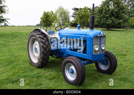 Un tracteur Fordson Super Major bleu Banque D'Images