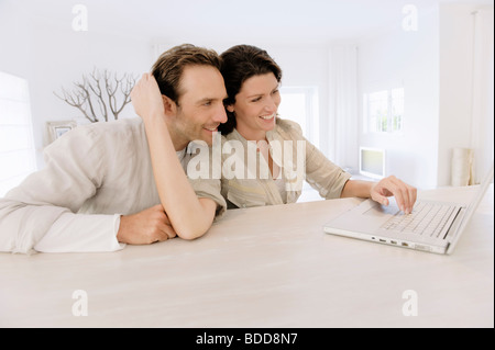 Couple working on a laptop Banque D'Images