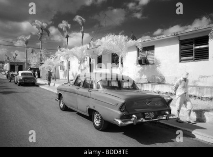 Image infrarouge d'une voiture d'époque à Vinales, Cuba Banque D'Images