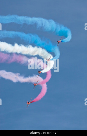 Systèmes BAE Hawk T1 les formateurs de flèches rouges du RAF Aerobatic Team en formation avec la fumée Banque D'Images