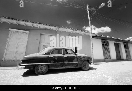 Image infrarouge d'une voiture d'époque à Trinidad, Cuba Banque D'Images