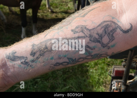 Bras tatoué. Homme avec Lurcher Hare courtisant tatouage à la Priddy Horse Fair Somerset UK 2009 2000s HOMER SYKES Banque D'Images