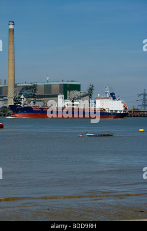 Le produit chimique pétrolier Tanker Pembroke Fisher Croisière sur la Tamise en face de Tilbury Power Station Angleterre Essex Banque D'Images