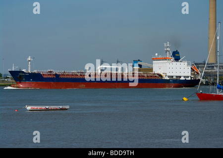 Le produit chimique pétrolier Tanker Pembroke Fisher Croisière sur la Tamise Angleterre Essex Banque D'Images