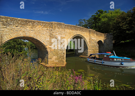 Bateau de la rivière qui passe sous l'onglet Pont, Rivière Medway, Kent, Angleterre, Royaume-Uni. Banque D'Images