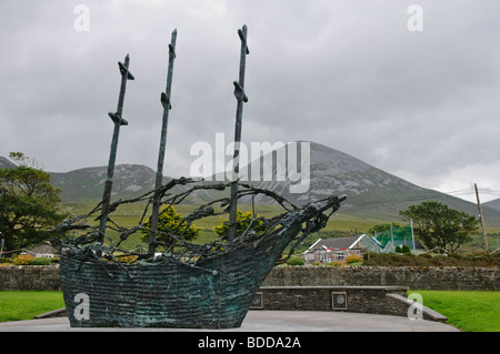 Irish National Famine Memorial, Murrisk, Comté de Mayo, la montagne Croagh Patrick dans l'arrière-plan Banque D'Images