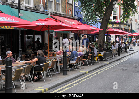 Café bars de la chaussée dans une zone de l'extrémité ouest de Londres à côté de St Christophers place juste à côté d'Oxford Street Banque D'Images