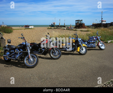 Quatre motocyclettes Harley Davidson. Aldeburgh, Suffolk, Angleterre, Royaume-Uni. Banque D'Images