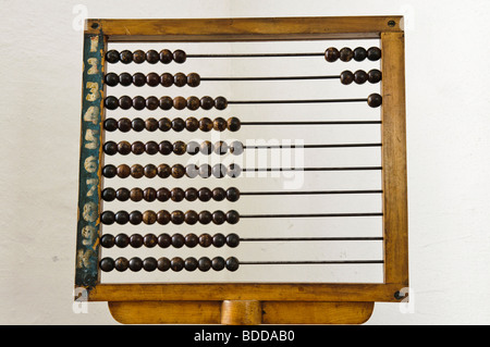 Old fashioned abacus dans une salle de classe du 19e siècle Banque D'Images