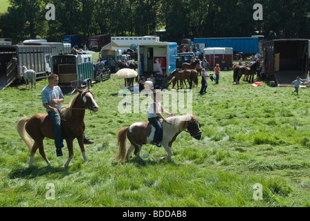 Priddy Horse Fair Mendip Hills, Somerset. Jeunes garçons équitation Shetland Pony les chevaux sont à vendre 2000s HOMER SYKES Banque D'Images