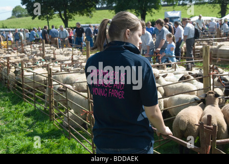 Jeune fermier adolescente. Priddy Sheep Fair Somerset Royaume-Uni. Le bonheur est un cheval et un jeune agriculteur HOMER SYKES Banque D'Images