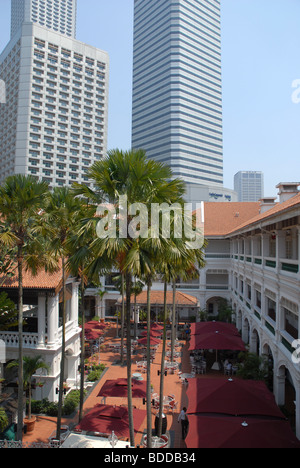 Voir l'histoire de la deuxième fenêtre sur cour à Raffles City skyscrapers beyond, le Raffles Hotel, Singapore Banque D'Images