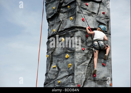 Les jeunes 10 11 12 ans, fille de grimper sur un mur d'escalade Mobile tour à Aberystwyth, Pays de Galles, UK Centre de Loisirs Banque D'Images