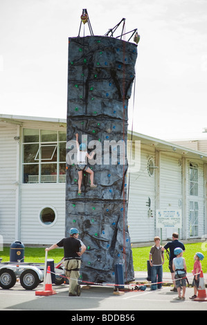 Les jeunes d'escalade sur un mur d'escalade Mobile à l'extérieur de la tour de Aberystwyth, Pays de Galles, UK Centre de Loisirs Banque D'Images