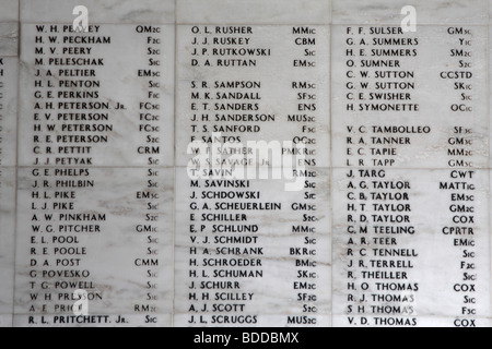 Le mur des noms de ceux qui sont morts sur l'USS Arizona à Pearl Harbor Oahu Hawaii Banque D'Images