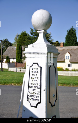 Ancienne pompe à eau sur Village Green, Ridgewell, Essex, Angleterre, Royaume-Uni Banque D'Images