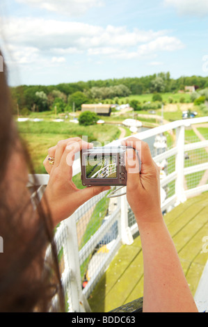 Vacancier de prendre des photographies numériques à partir du haut de Horsey Mill pompe éolienne sur un jour d'été Banque D'Images