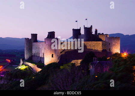 Château de Harlech Gwynedd au Pays de Galles au crépuscule Banque D'Images