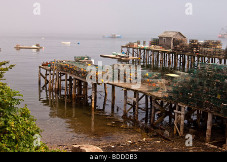 Dock de homard dans le Maine pendant un matin brumeux. Banque D'Images