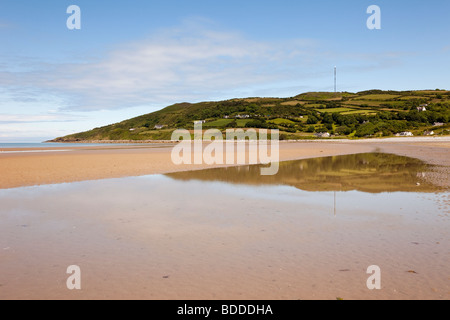 Llanddona, Isle of Anglesey, au nord du Pays de Galles, Royaume-Uni. Llanddona émetteur de télévision berne sur la pointe reflète dans bassin de marée rouge dans la baie de quai Banque D'Images