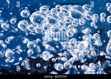 Des bulles sur la surface de l'eau Banque D'Images