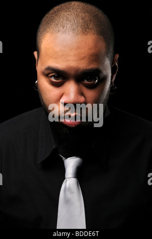 Portrait of African American man avec cravate blanche sur un fond noir Banque D'Images