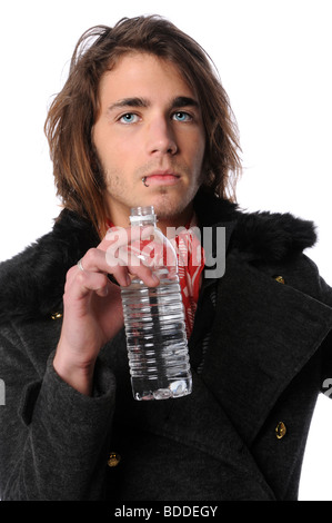 Jeune homme de la hanche avec piercing lèvre holding de l'eau en bouteille isolé sur fond blanc Banque D'Images