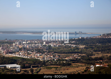 Vue aérienne de la ville de Setubal, avec l'estuaire du fleuve Sado, la péninsule de Troia et l'océan Atlantique. Banque D'Images