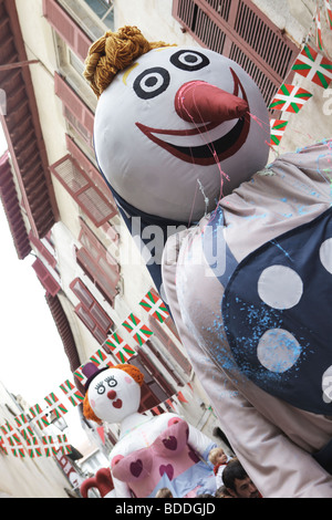 En gros caractères dans une rue à la Fêtes de Bayonne, Bayonne, France Banque D'Images