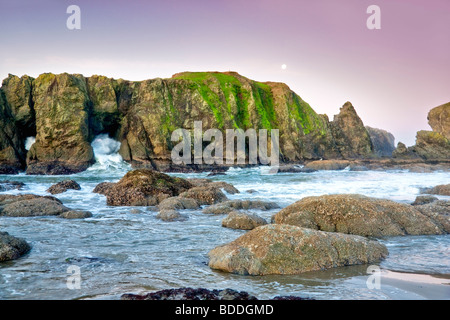 Les roches, lune, marée basse et les vagues à la plage de Bandon. Oregon Banque D'Images