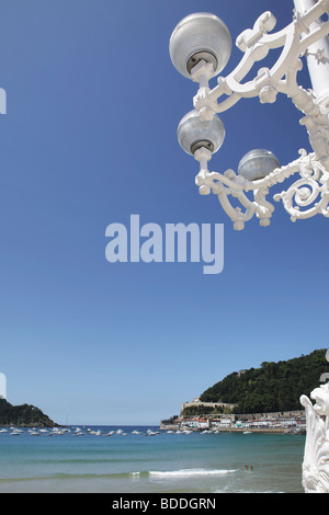 La baie de Playa de la Concha à San Sebastian, Espagne. Ornate lampadaire en premier plan. Banque D'Images