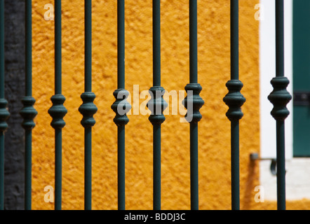 Grille verte en face d'un mur jaune Banque D'Images