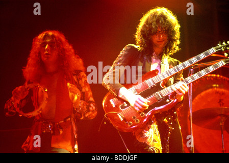 LED ZEPPELIN - Robert Plant et Jimmy Page à gauche sur 1975 Banque D'Images