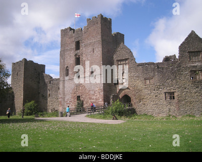 Le château de Ludlow, Shropshire, Angleterre montrant le pont sur les douves à l intérieur Bailey Banque D'Images