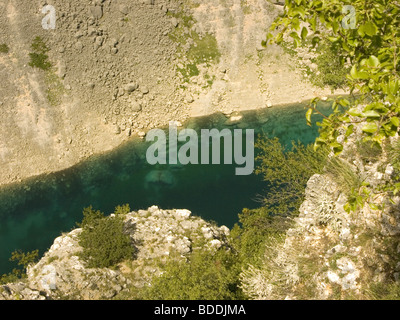 Cerveno et bleu dans le lac Modro Imotski, Croatie Banque D'Images