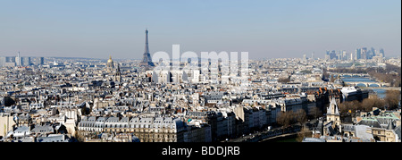 Vue aérienne de la ville de Paris depuis le toit de Notre Dame de Paris Banque D'Images